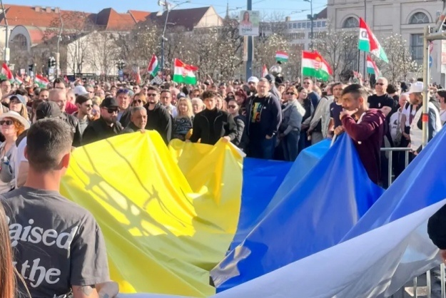    Соперник Орбана разочаровал Киев. Флаг Украины на митинге назвали провокацией