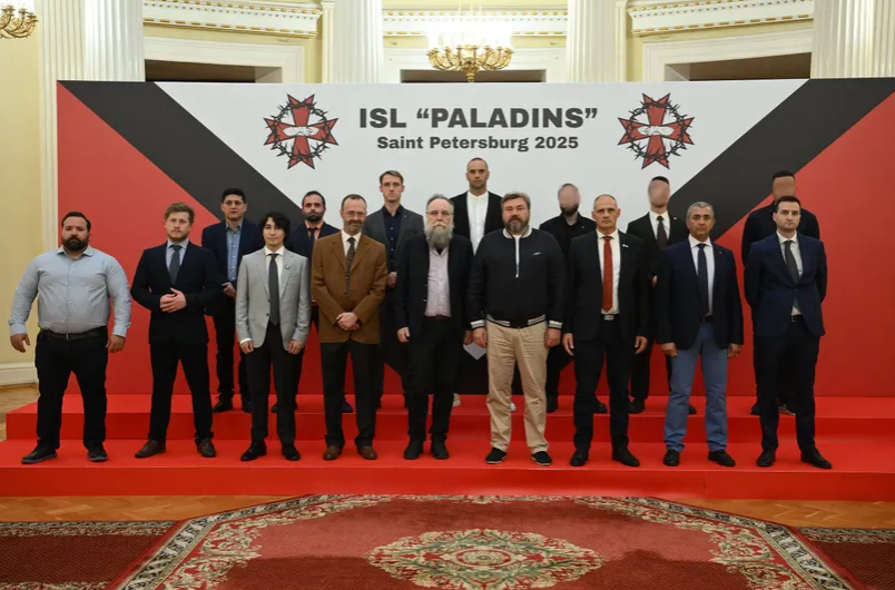 Фото из Балтийского стража: Участники конгресса ультраправых движений «Паладины». В первом ряду, в центре — Александр Дугин и Константин Малофеев