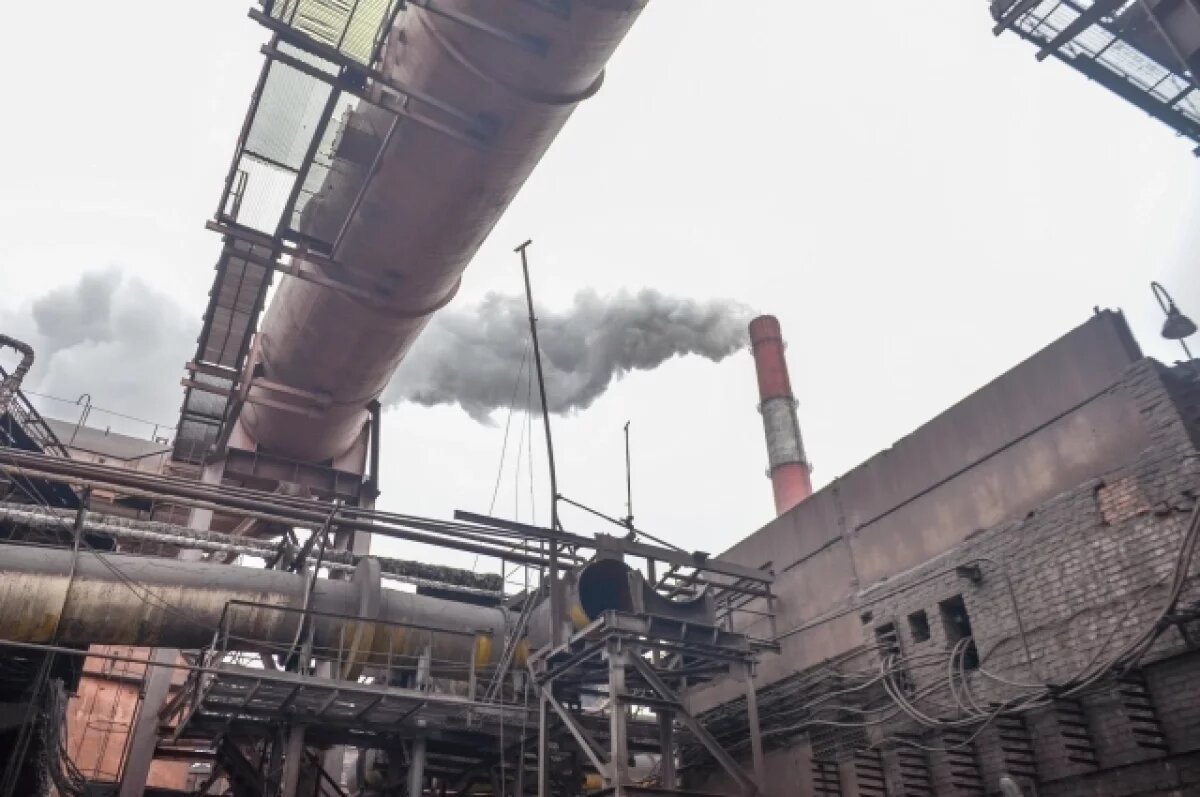    Металлургия застывает.