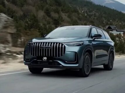 Флагманский Jaecoo J8 подешевел для россиян на 200 тысяч рублей В России неожиданно подешевел кроссовер китайского бренда Jaecoo. Речь про флагманский J8, все комплектации которого снизились сразу на 200 тысяч рублей, пишут «Автоновости дня».

В результате базовая версия «Комфорт» 2024 модельного года теперь обойдется россиянам в 4 074 000 рублей. Стоимость исполнения «Престиж» снизилась до 4 524 000 рублей, а топовый «Престиж+» предлагается за 4 824 000. Кроссовер 2025 года в комплектации «Комфорт» предлагается за 4 419 000 рублей. Версия «Престиж» стоит 4 869 000 рублей, а «Престиж+» — 5 179 000. Все модификации оснащены двухлитровым бензиновым двигателем с турбонаддувом мощностью 249 лошадиных сил, работающим в паре с семидиапазонным «роботом». Привод у всех версий исключительно полный. Однако конструкция трансмиссии различается. В комплектациях «Комфорт» и «Престиж» используется стандартная система с одной многодисковой муфтой, отвечающей за подключение задних колес и автоматическое распределение тяги, без возможности раздельного управления колесами сзади. Исполнение «Престиж+» оснащается более совершенным интеллектуальным приводом AWD Torque-Vectoring. Главное отличие этой системы от стандартной заключается в наличии двух независимых муфт на полуосях, размещенных в корпусе заднего редуктора. Такая схема позволяет перераспределять крутящий момент между левым и правым задним колесом в индивидуальном порядке. Также в конструкции заднего дифференциала предусмотрена кулачковая муфта, которая отключает связь редуктора с карданным валом, когда необходимость в полном приводе отсутствует. Ранее стало известно, что популярный кроссовер Chery Tiggo 7 Pro Max больше недоступен к покупке для россиян. На официальном сайте исчезла страница модели.