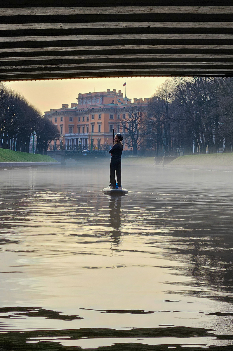 Прогулка на сапах весной в центре города Санкт-Петербурга по реке Мойке