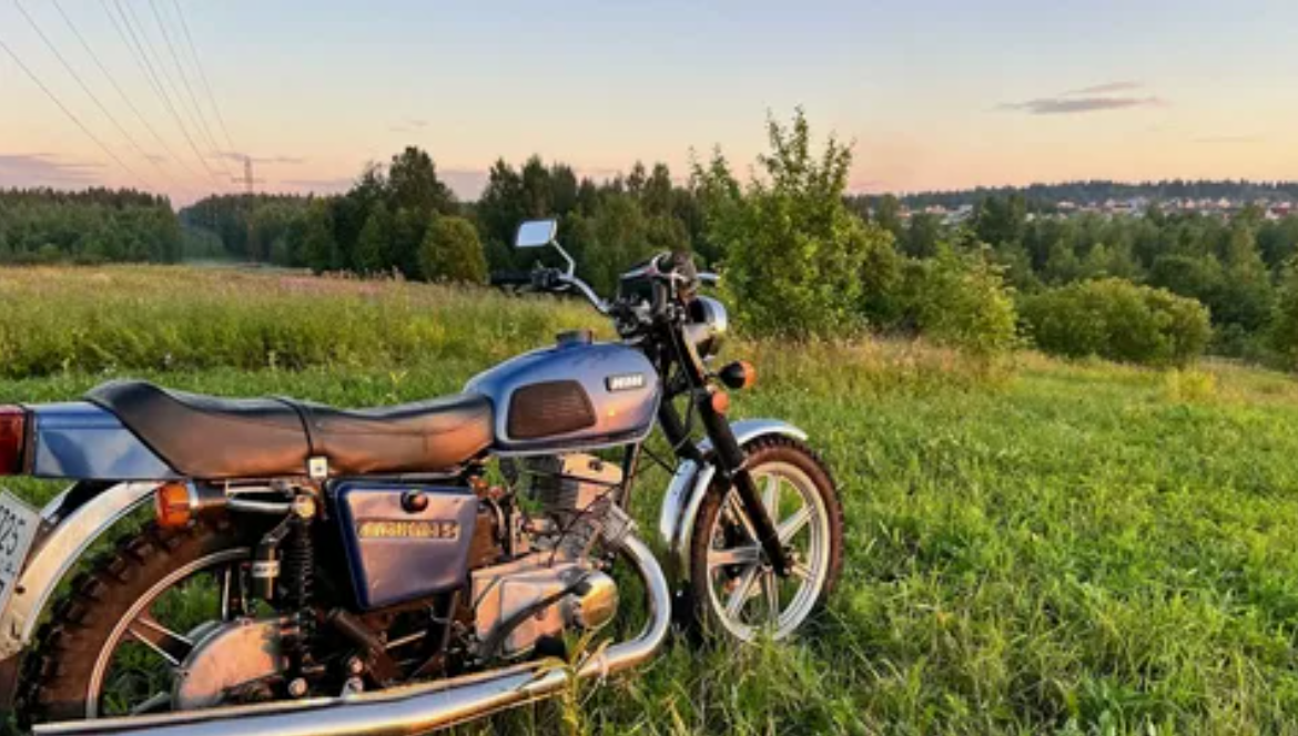 Фото 1: «ИЖ Планета‑2» на просёлочной дороге