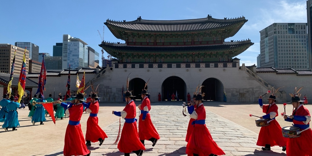 Возвращение группы BTS начинается с королевского пути через ворота Кванхвамун