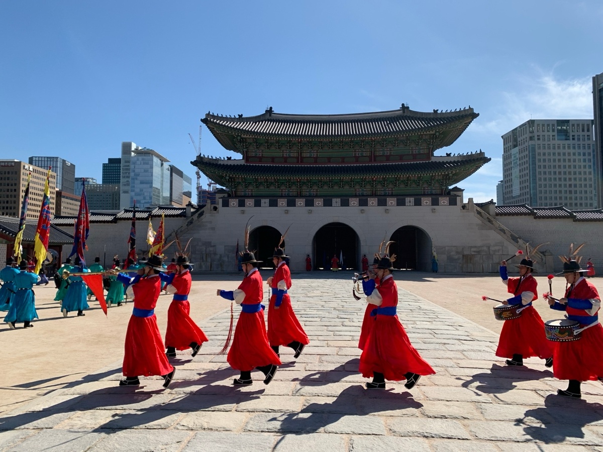 Смена караула во дворце Кёнбокуун, Сеул. Ворота Кванхвамун. Фото автора