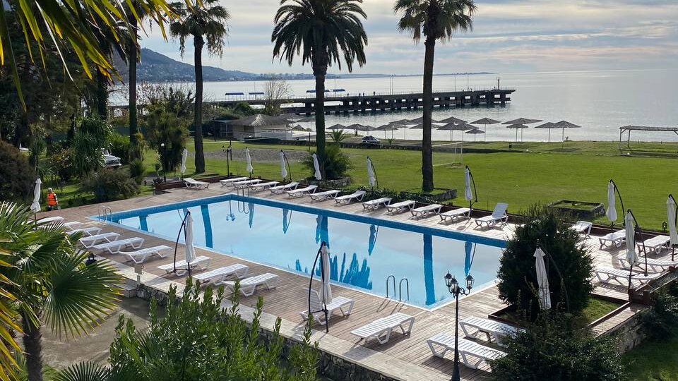 Работа на удаленке под шум прибоя: почему ваши ожидания разобьются о реальность абхазских гор