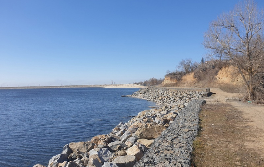 Более 70 тысячами тонн камня укрепили береговую полосу водохранилища в Цимлянске Ростовской области