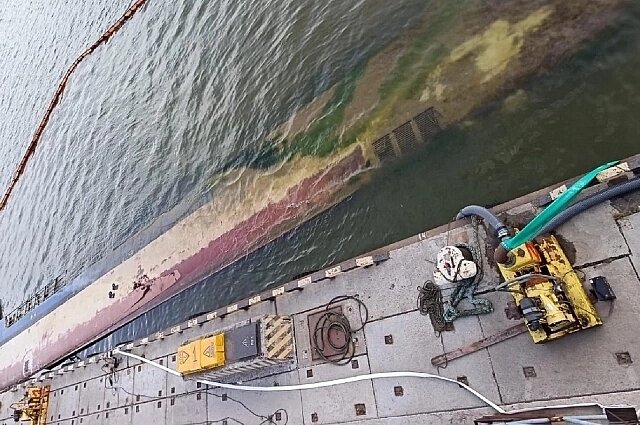    Судно «Меотида» находится под водой в порту Мариуполя с 2022 года. Фото: из архива АиФ-Урал/ РСУ «Орентекс».