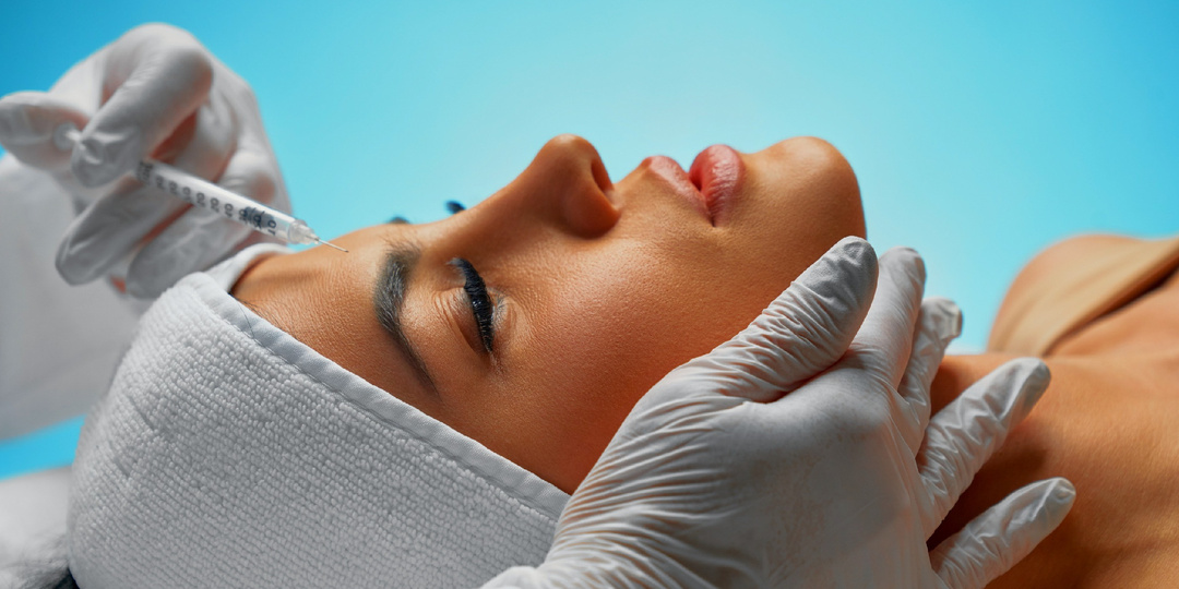 Филлеры обещают молодость, но могут отнять зрение. Врач назвал риски по зонам лица и тела, возникающие при косметологических процедурах