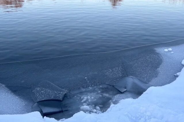    Как спастись самому и помочь провалившемуся под лёд человеку?