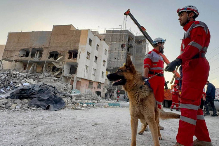    Израильские военные нанесли серию массированных ударов по иранской столице, сообщила армейская пресс-служба.   
Фото: © Ircs / Keystone Press Agency / globallookpress.com