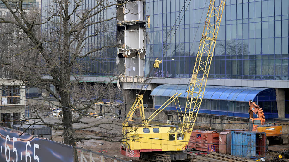 Демонтаж бизнес-центра «Акватория» на Выборгской набережной.📷Фото: Алексей Смагин / Коммерсантъ