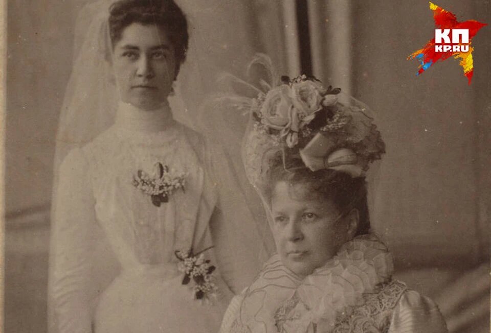 Невеста с мамой сфотографировались перед венчанием. Фото: Александр ГЛУЗ.