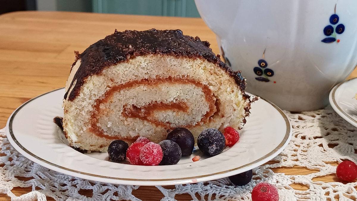 Рулет нежный и сочный, тает во рту, никогда не надоедает и готовится очень быстро. Фото автора.