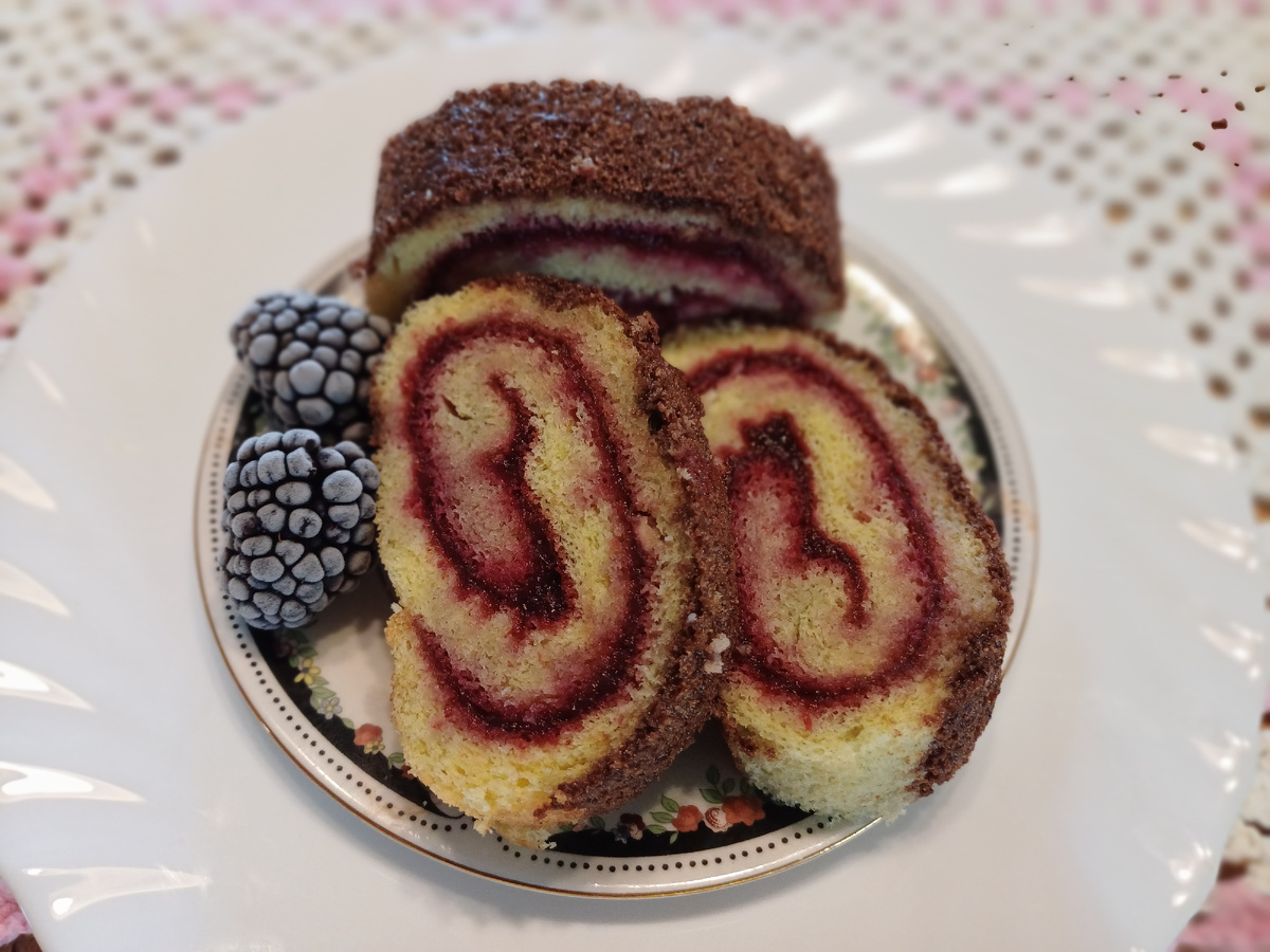 Этот рулет с начинкой из ежевики. Посмотрите как пропитался внутри весь корж. Фото автора.