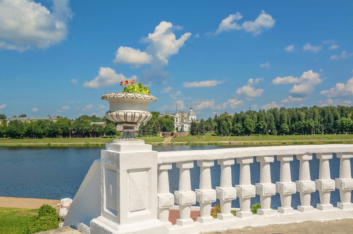 Летом на набережной