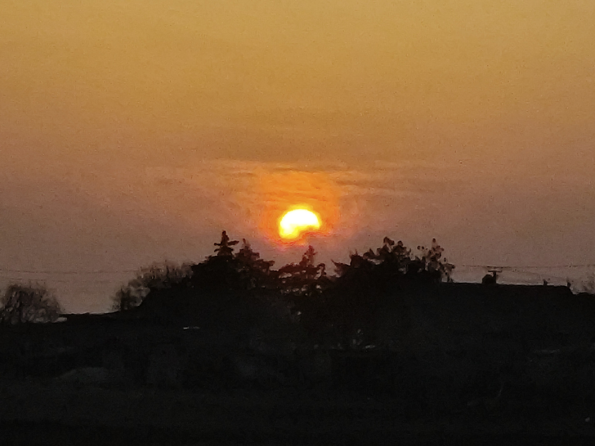 А какой-то крокодил наше солнце откусил...