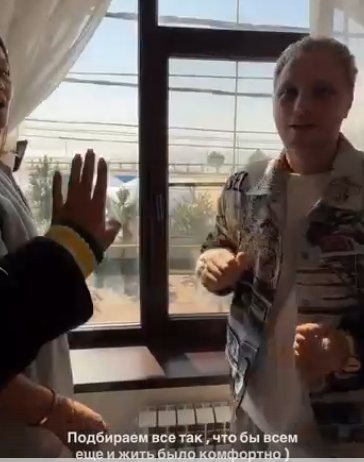 Бывшая участница телепроекта Дом 2 Майя Донцова рассказала телезрителям о
 своих далеко идущих планах. Донцова сообщила подписчикам, что её свадьба с Даном Подлецким
 будет идти 3 дня, приглашенных гостей они разместят в домиках для 
отдыха, также позовут артистов и снимут большой банкетный зал.





Майя ещё не согласовала с женихом Даном Подлецким список гостей, но 
насчитала около 100 человек. Мероприятие с размахом запланировала 
Майюша, а место выбрала на южном курорте. Все ли её друзья смогут туда 
приехать или прилететь?



Ранее мы рассказывали на шлоке о другой стороне подготовки к свадебному 
банкету будущих супругов. Майя покрасила волосы и бросила вредную 
привычку, Дан изменил внешность, решившись на ринопластику. Предстанут перед свадебной аркой молодожены во всей красе.



Судя по видео, опубликованным Донцовой, у её жениха не проходят отёки 
после операции, а вся организационная часть легла на её плечи. Справится
 Майя, не первый раз выходит замуж и занимается приятными хлопотами?