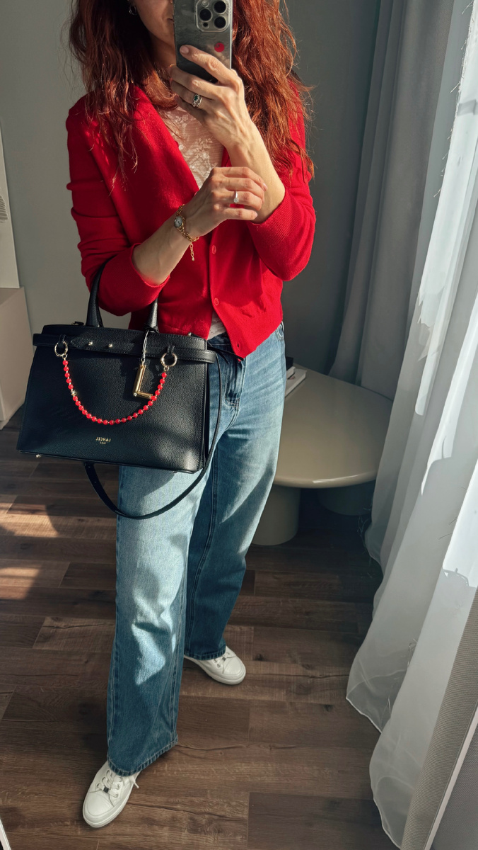 Красный, белый, голубой и черный — сочетание, которое идеально смотрится и весной, и летом, и даже теплой осенью. 