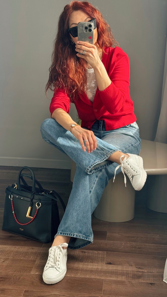 Топ-майка из кружева в качестве нижнего слоя под кардиган — отличное актуальное решение, которое прекрасно смотрится в гардеробе любой женщины. Все уместно, скромно, носибельно, но при этом с модным акцентом.