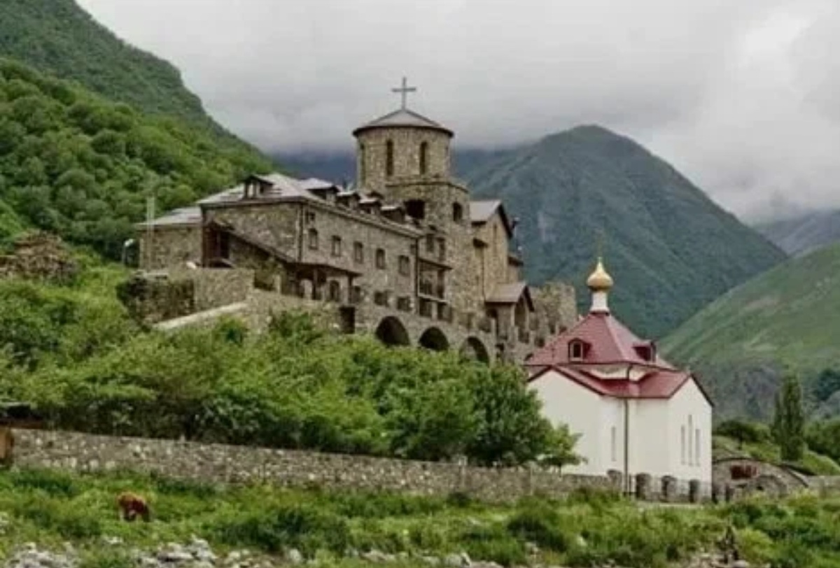 Аланский Успенский монастырь в Куртатинском ущелье. Самый высокогорный в России — 1278 метров над уровнем моря. Здесь службы идут на церковнославянском и осетинском .