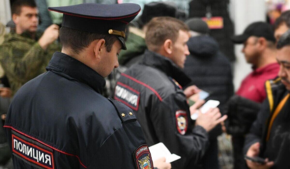     Полицейские проверяют мигрантов. Источник: ria.ru Автор фото: Александр Кряжев