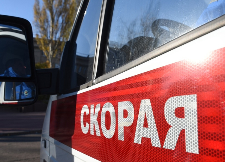 Пострадавшую при атаке дрона в Рыльске женщину доставят в курскую больницу