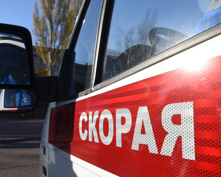    Пострадавшую при атаке дрона в Рыльске женщину доставят в курскую больницу