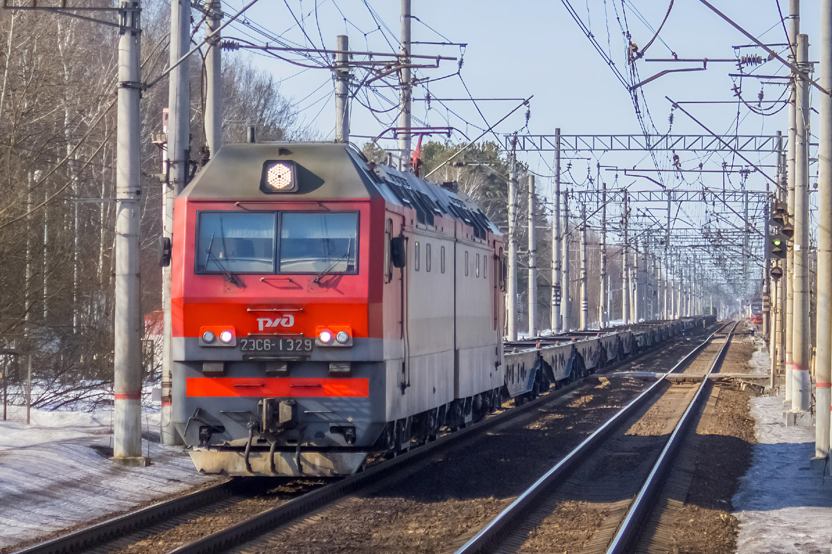 Электровоз 2ЭС6-1329 "Синара" с порожними фитинговыми платформами