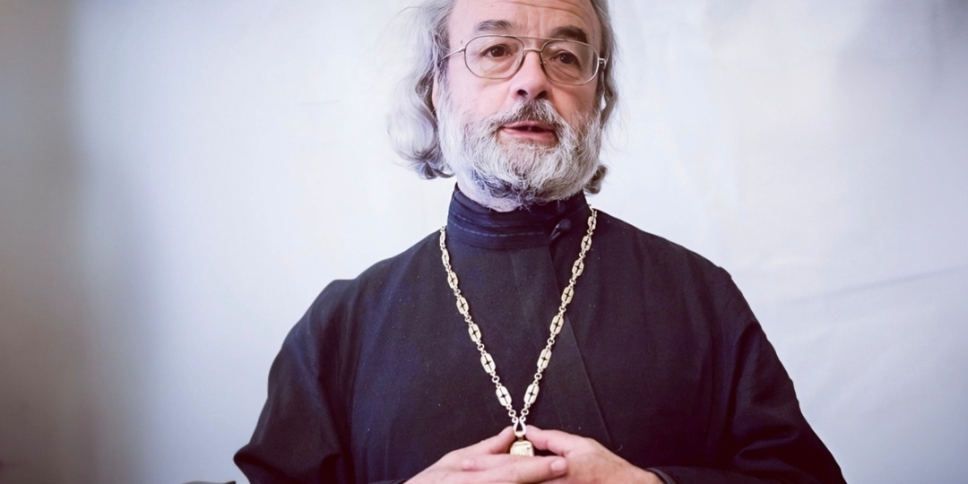 Почему на исповеди батюшка не вступает в беседу? Объясняют священники