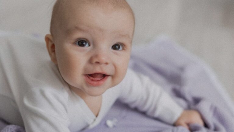    Иллюстрация к материалу: Ученые: первые признаки обмана у детей появляются до года