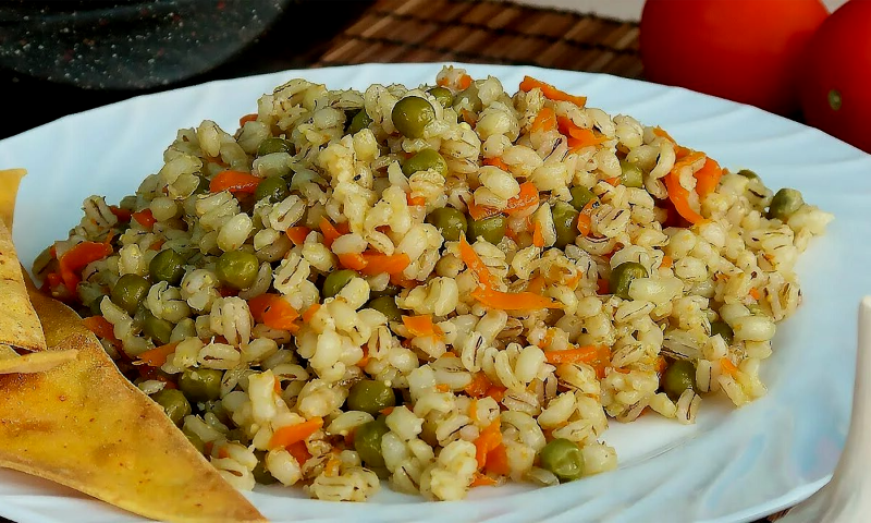 Перловка с овощами на сковороде