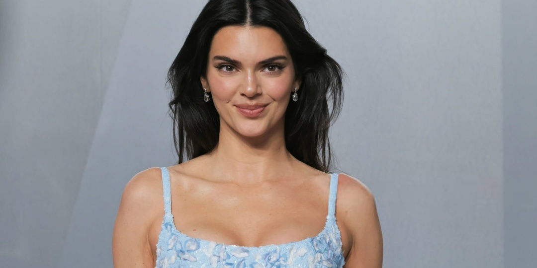 Кендалл Дженнер в кастомном образе Chanel на ковровой дорожке пост-оскаровской вечеринки Vanity Fair 2026