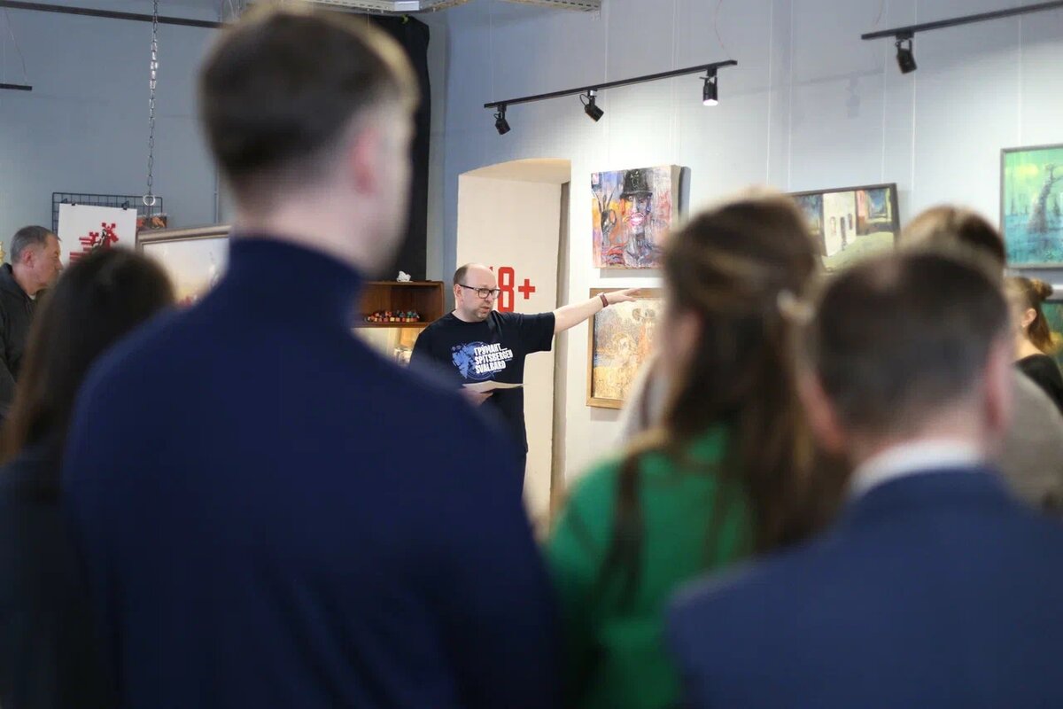 Куратор выставки «(Над)реальные миры Ильи Трещёва» Иван Колосов на открытии