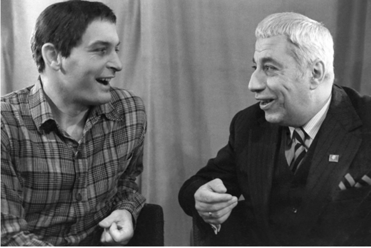 Во время одной из репетиций главный режиссер театра имени Евгения Вахтангова Народный артист РСФСР Евгений Симонов и заслуженный артист РСФСР Василий Лановой. Фото Валентина Мвстюкова /Фотохроника ТАСС/.