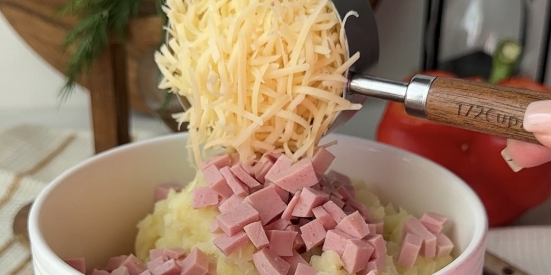 Иногда специально варю картошку для этой хитрой лепёшки: за пару минут на сковороде получается идеальный завтрак