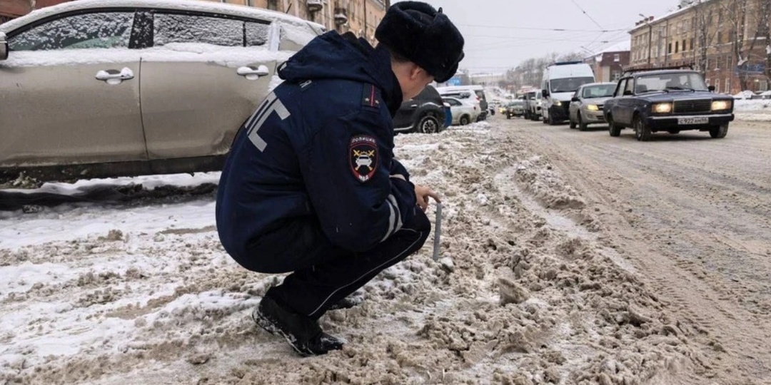 «Дороги не чистят?»: мэр Алапаевска поехал разбираться и застрял в сугробе