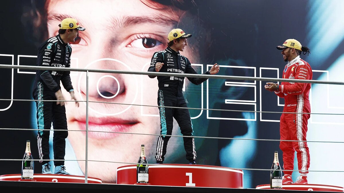 Джордж Рассел, Андреа Кими Антонелли и Льюис Хэмилтон (Фото Yin Liqin / China News Service/VCG via Getty Images)