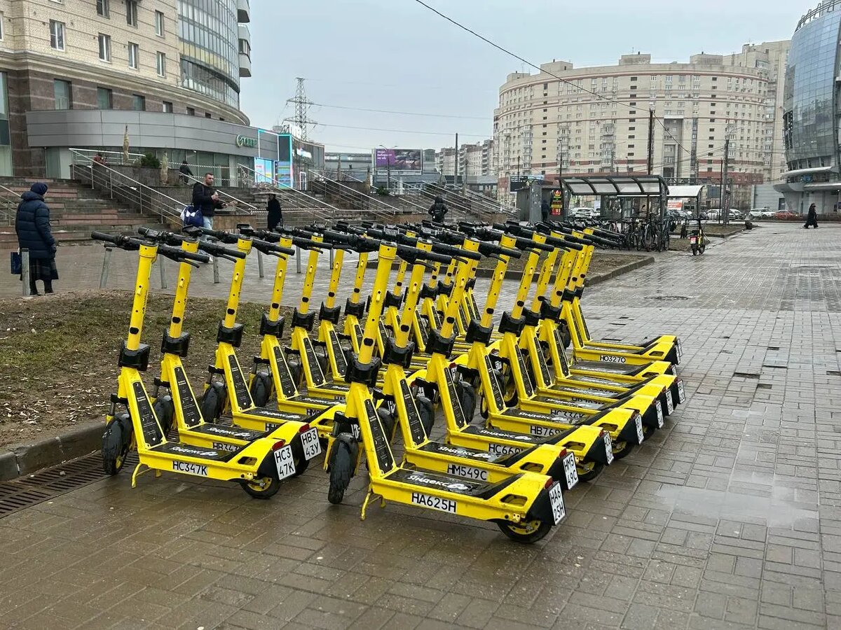    Метро «Комендантский проспект», 16 марта. Фото: Мойка78