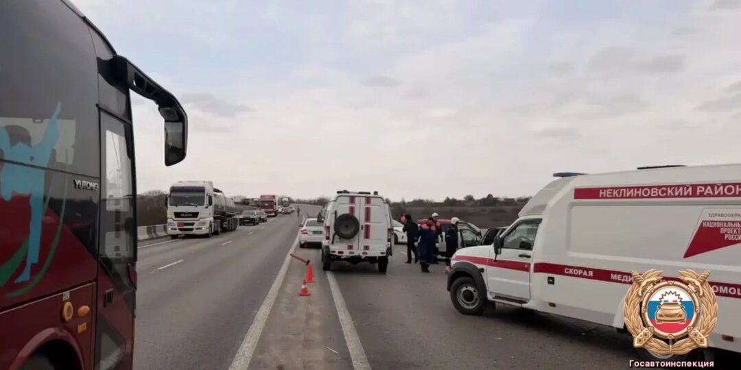 Два водителя погибли в лобовом столкновении на трассе «Новороссия» в Ростовской области.