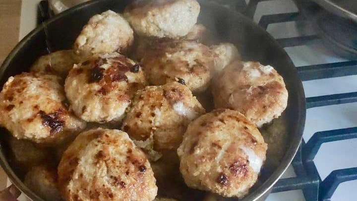 Один стакан кефира — и котлеты станут сочными, как в детстве: никакого масла, яиц и батона