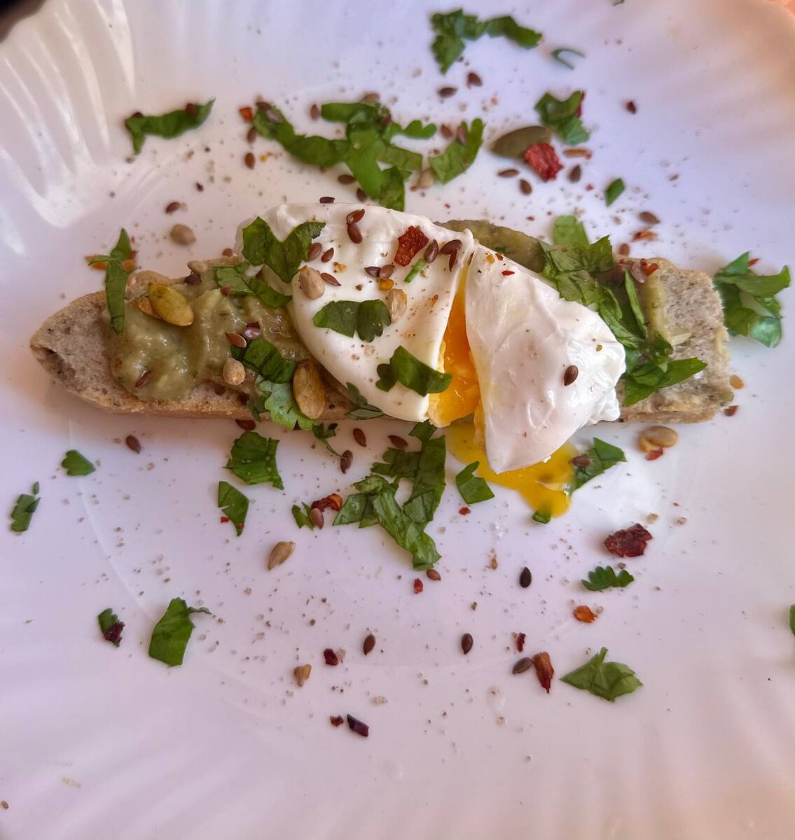 Яйцо пашот, гуакамоле и миндальный хлеб - прекрасный завтрак без глютена, казеина и лактозы