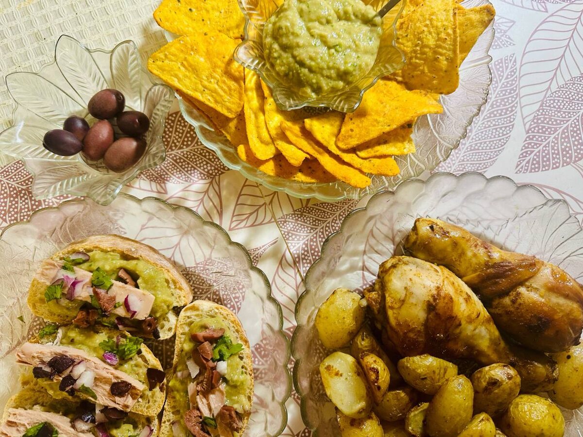 Брусветты с гуакамоле, чипсы с гуакамоле