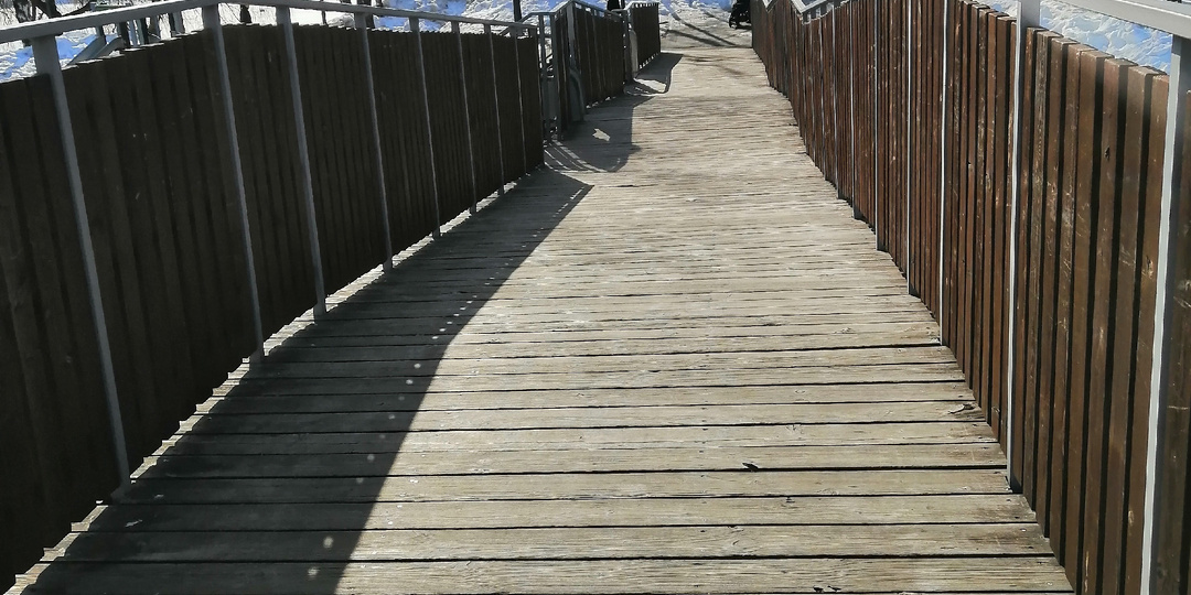 Занимаюсь документами.Хожу по магазинам.