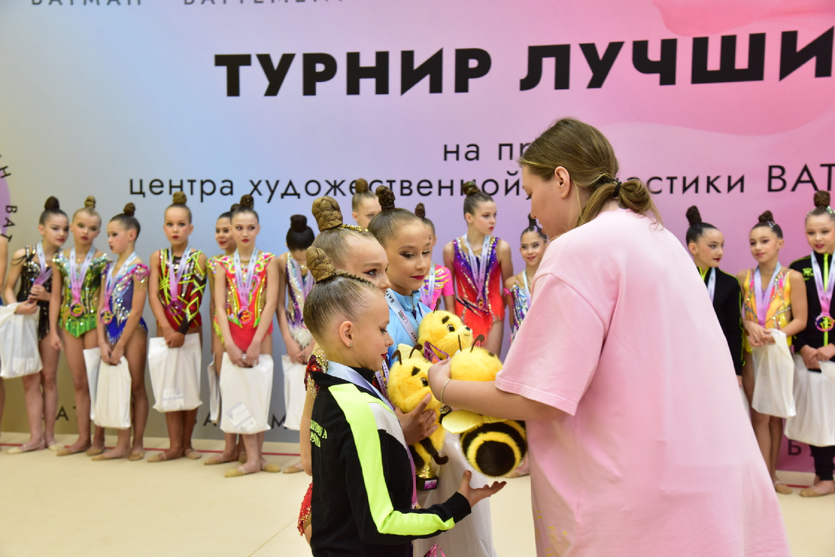 Олеся Исхакова награжает юных спортсменок и дарит девочкам подарки с 8 марта