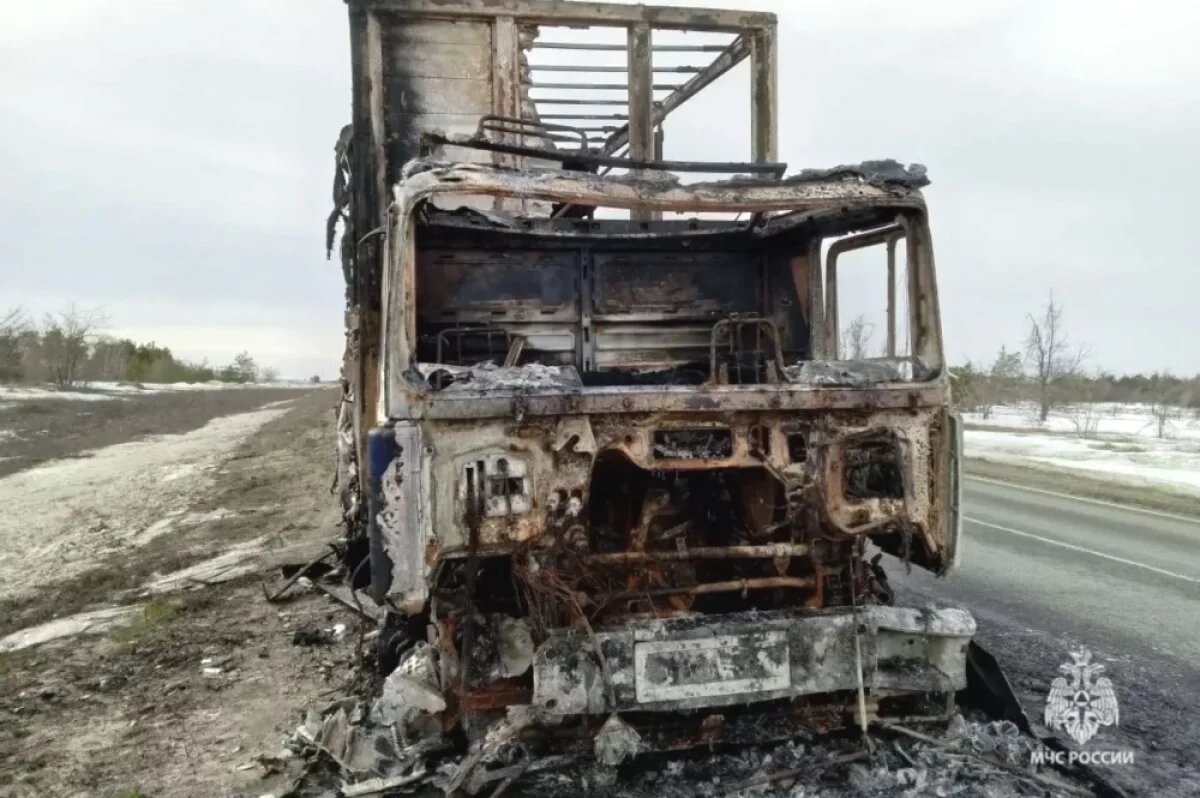    На трассе под Волгоградом дотла выгорела кабина фуры