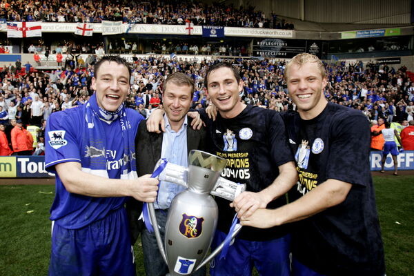 Роман Абрамович празднует с игроками «Челси» / Reuters   📷