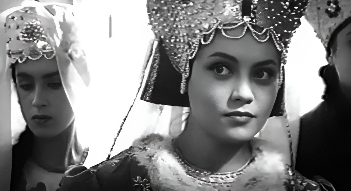 Мальцева в образе Дуняши