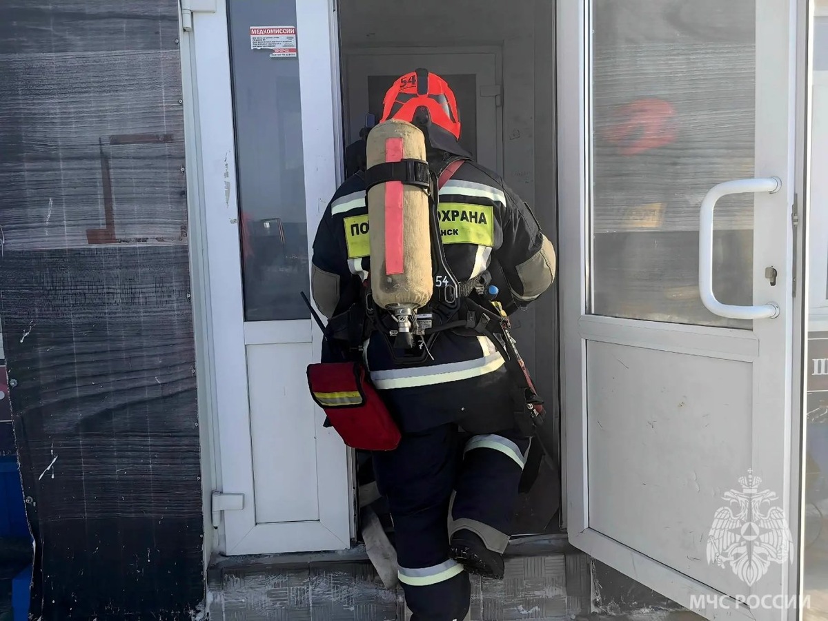    В Нефтеюганске пожарные МЧС ликвидируют пожар в складском помещении