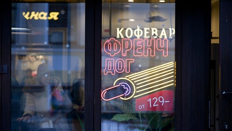    Рекламные вывески на 7-ой линии Васильевского острова. Автор фото: Ермохин Сергей