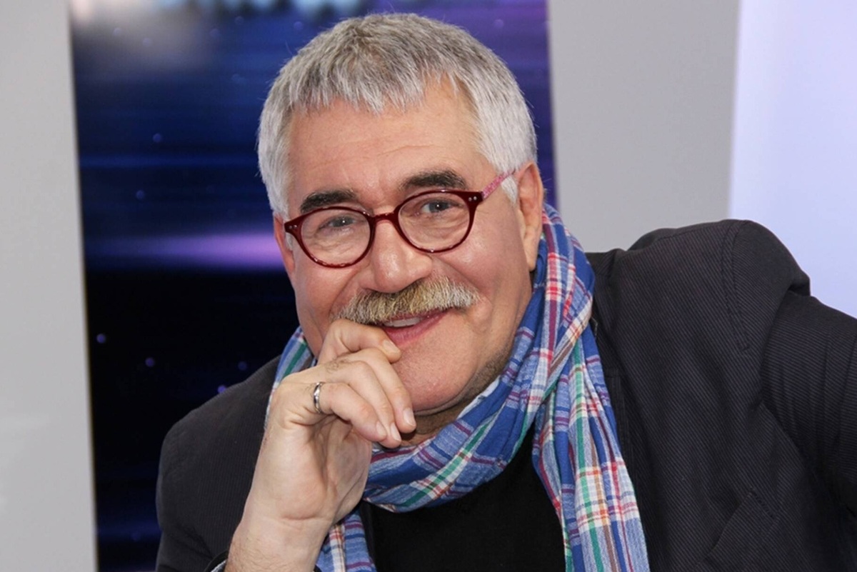     Ударился головой о гранитную плиту: актер сериалов и телеведущий Юрий Дормидонтов упал с самоката в прямом эфире - видео